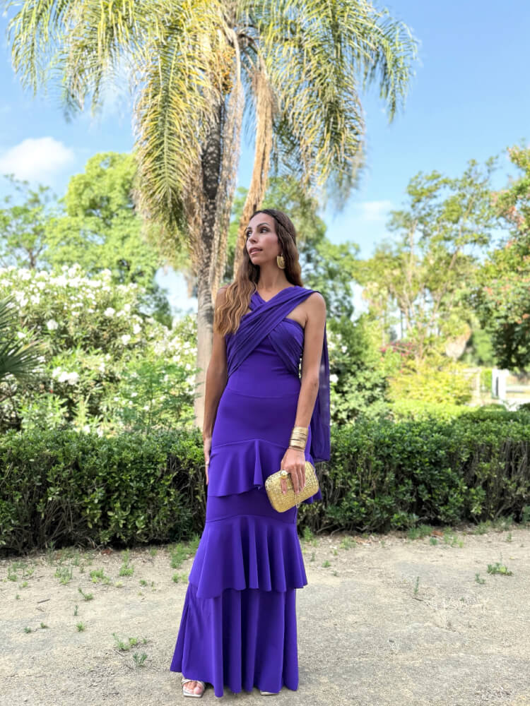 Vestido Blanco Con Escote Recto Y Chals